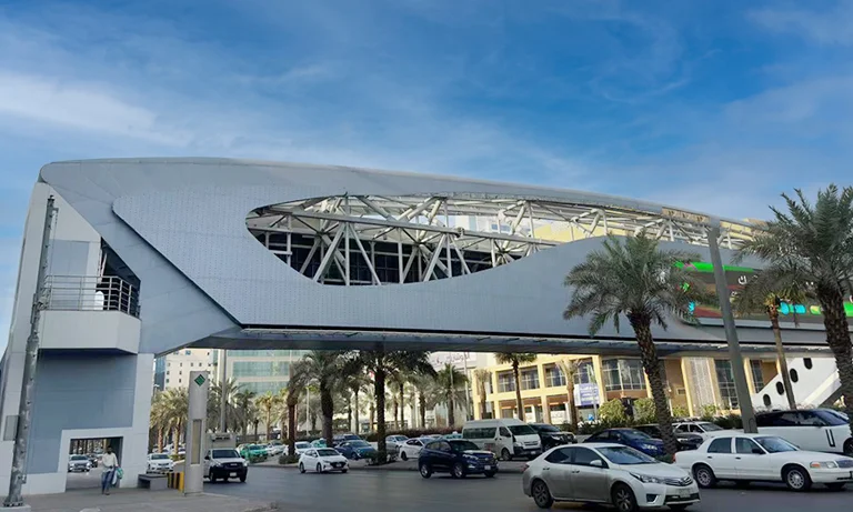 جسر المشاة في المملكة العربية السعودية باستخدام ألواح الألمنيوم المركبة