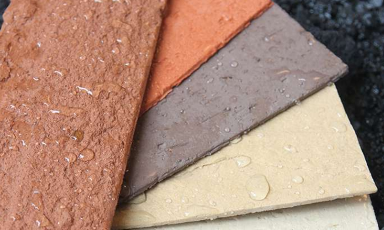 مقارنة المواد الطينية المعدلة مع مواد البناء التقليدية