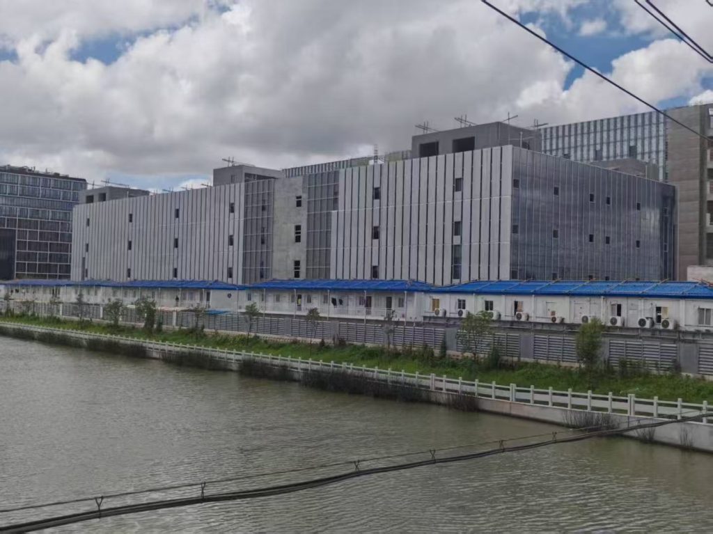 واجهة من الألومنيوم